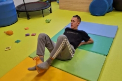 Uczestnicy podczas ćwiczeń w sali integracji sensorycznej