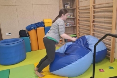 Uczestnicy podczas ćwiczeń w sali integracji sensorycznej