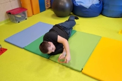 Uczestnicy podczas ćwiczeń w sali integracji sensorycznej