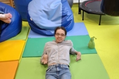 Uczestnicy podczas ćwiczeń w sali integracji sensorycznej