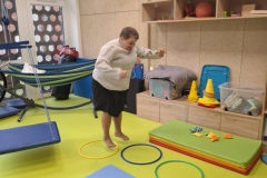 Uczestnicy podczas ćwiczeń w sali integracji sensorycznej