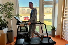 Uczestnicy ŚDS ćwiczą na sali usprawniania ruchowego