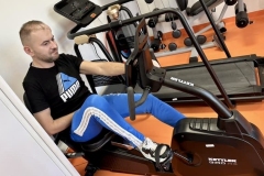 Uczestnicy ŚDS ćwiczą na sali usprawniania ruchowego