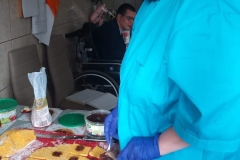 Uczestniczka ŚDS robi ciasteczka kruche