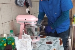 Uczestnik ŚDS miksuje ciasto robotem kuchennym