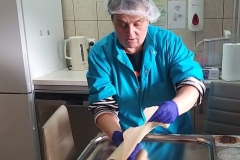 Uczestniczka ŚDS przygotowuje blaszkę do pieczenia cista