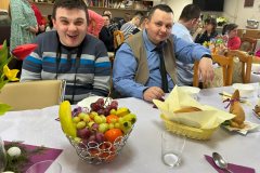 Uczestnicy podczas Spotkania Wielkanocnego jedzą barszcz