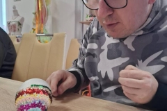 Uczestnicy ŚDS tworzą świąteczne dekoracje