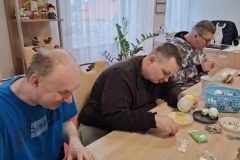 Uczestnicy ŚDS tworzą świąteczne dekoracje
