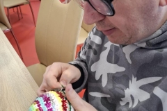 Uczestnicy ŚDS tworzą świąteczne dekoracje