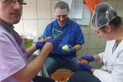 Uczestnicy ŚDS podczas warsztatów cukierniczych obierają owoce