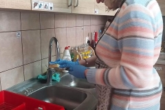 Uczestnicy ŚDS podczas warsztatów cukierniczych myją naczynia
