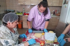 Uczestnicy ŚDS podczas warsztatów cukierniczych uczą się robić ciasto