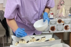 Uczestnicy ŚDS podczas warsztatów cukierniczych uczą się robić rogaliki z makiem