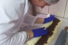 Uczestnicy ŚDS podczas warsztatów cukierniczych uczą się robić ciasto na drożdżówki