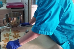 Uczestnicy ŚDS podczas warsztatów cukierniczych uczą się robić pierniczki
