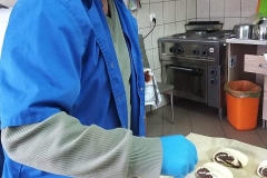 Uczestnicy ŚDS podczas warsztatów cukierniczych uczą się robić drożdżówki
