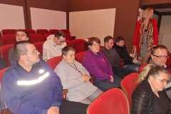 Uczestnicy ŚDS w Janowskim Ośrodku Kultury podczas przedstawienia z okazji Światowego Dnia Inwalidy