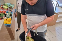 Uczestnicy robią zakupy w sklepie