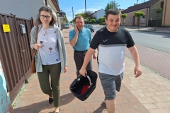 Uczestnicy idą na zakupy do sklepu 