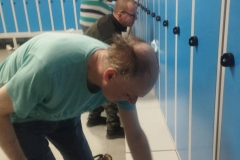 Uczestnicy ŚDS sprzątają w ramach treningu czystości i porządku