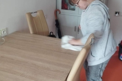 Uczestnicy ŚDS sprzątają w ramach treningu czystości i porządku