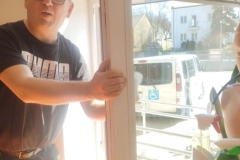 Uczestnicy ŚDS sprzątają w ramach treningu czystości i porządku