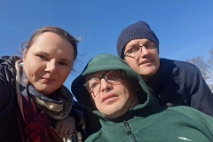 Uczestnicy podczas spaceru spędzają czas razem i witają wiosnę 