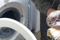 Uczestnik wrzuca brudne pranie do pralki