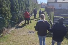 Uczestnicy ŚDS podczas spaceru w  pobliskiej okolicy 