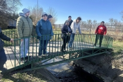 Uczestnicy ŚDS podczas spaceru w  pobliskiej okolicy 