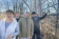 Uczestnicy ŚDS podczas spaceru w  pobliskiej okolicy 