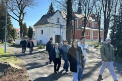 Uczestnicy ŚDS na placu maryjnym przy kościele spacerują 