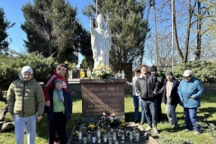Uczestnicy ŚDS przy pomniku Jana Pawła II