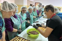 Uczestnicy ŚDS podczas warsztatów cukierniczych przygotowanych przez Koło Gospodyń Wiejskich w Dzwoli