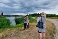 Uczestnicy ŚDS robią sobie zdjęcie na tle zalewu Janowskiego.