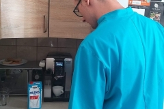 Chłopiec robi kawę w ekspresie
