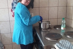 Uczestniczka ŚDS gotuje w garnku