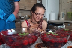 Dziewczyna robi galaretkę w misie z owocami