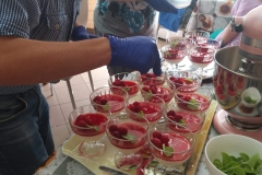 Uczestnicy ŚDS przygotowują deser