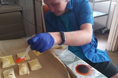 Chłopiec przystraja ciasteczka deserowe