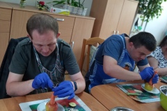 Uczestnicy ŚDS uczestniczą w warsztatach z carvingu. Uczą się tworzenia dekoracji i rzeźb z warzyw i owoców.