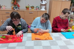Grupa Uczestników ŚDS wycina warzywa podczas warsztatów z carvingu