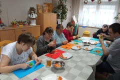 Grupa Uczestników ŚDS wycina warzywa podczas warsztatów z carvingu