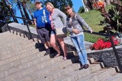 Uczestnicy ŚDS stoją na schodach w Parku Misztalec w Janowie Lubelskim