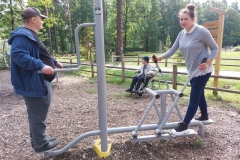 Uczestnicy ŚDS ćwiczą na siłowni otwartej w lasach janowskich