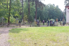 Uczestnicy ŚDS ćwiczą na siłowni otwartej w lasach janowskich