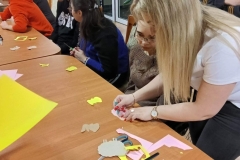 Uczestnicy  przygotowują kolorowe zajączki, pisanki i kartki z życzeniami