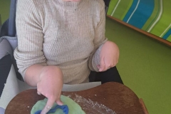 Uczestnicy ŚDS podczas zajęć terapeutycznych tworzą pracę z motywem wiosny 