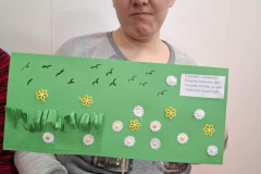 Uczestnicy podczas zajęć tworzą prace 